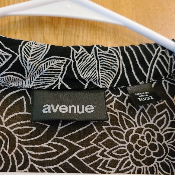 Avenue Black and White Sheer Short Sleeve Tunic Cardigan w/ buttons Size 30/32 - Picture 3 of 3